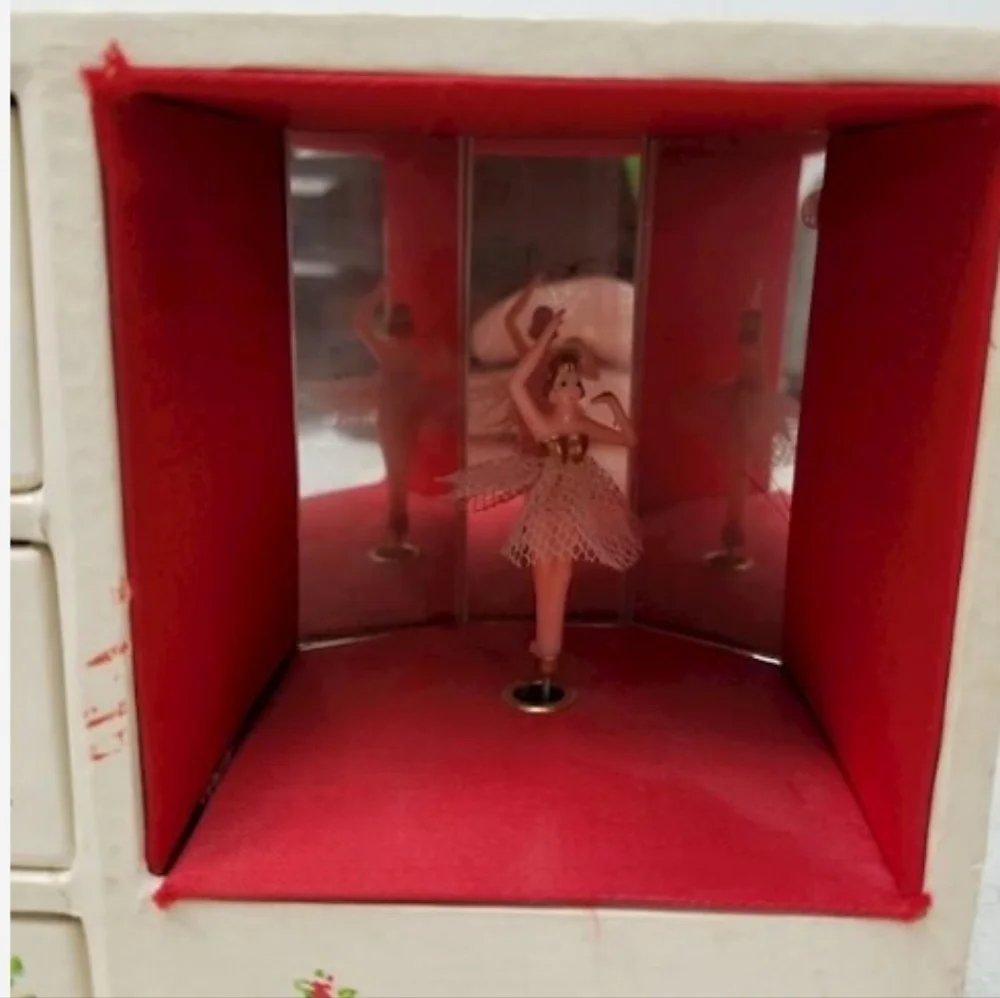 Vintage 70’s/80’s Floral Wind Up Music Jewelry box With Dancing Ballernia!